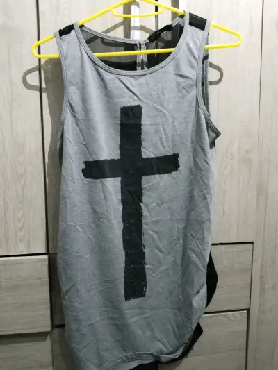 Polera gris con cruz negra - miniatura 1