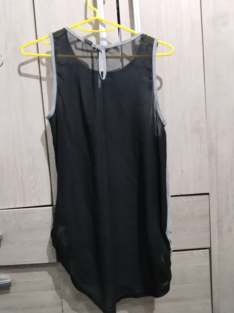 Polera gris con cruz negra - 2