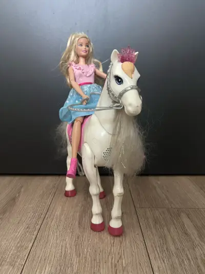 Barbie con caballo mágico - miniatura 1