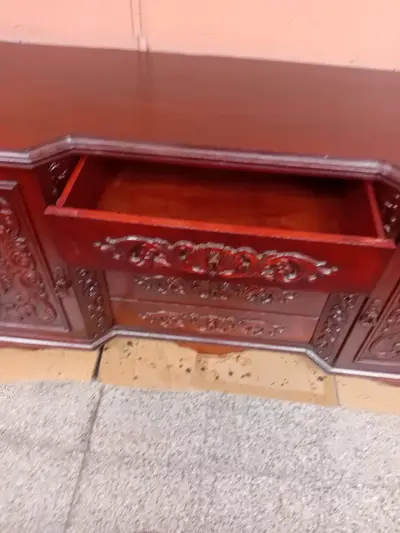 Aparador de madera tallada - miniatura 1