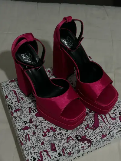 Tacones altos fucsia marca gotta - miniatura 2