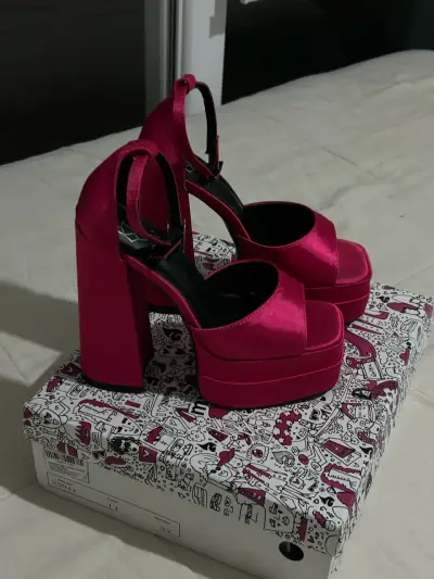 Tacones altos fucsia marca gotta - miniatura 3