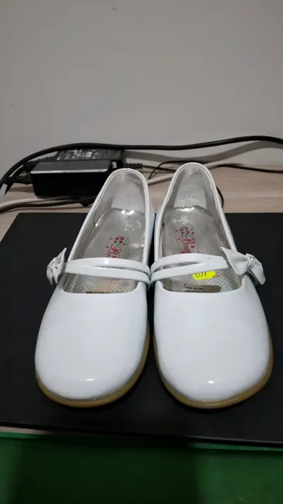Zapatos blancos con lazo - miniatura 1