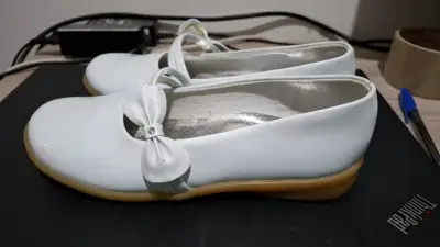Zapatos blancos con lazo - miniatura 2