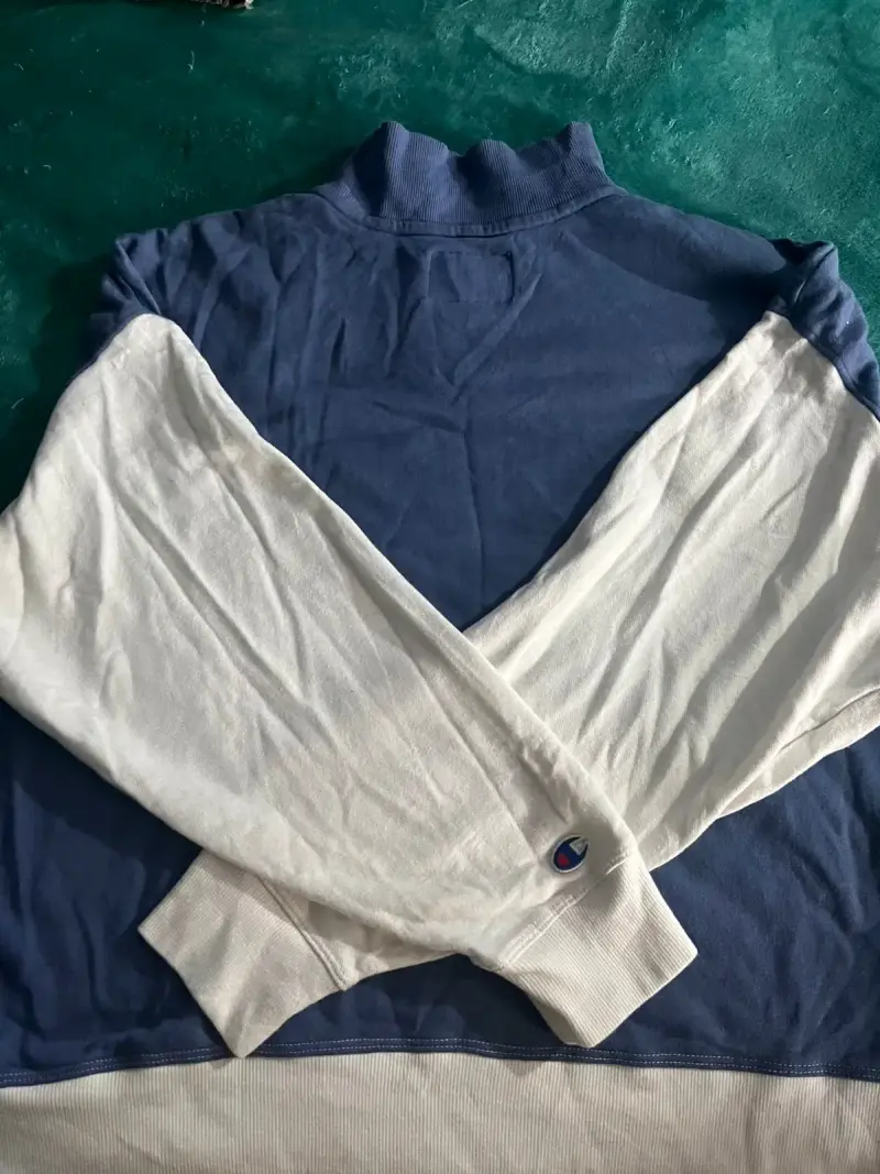 Polerón Champion azul y blanco - 3