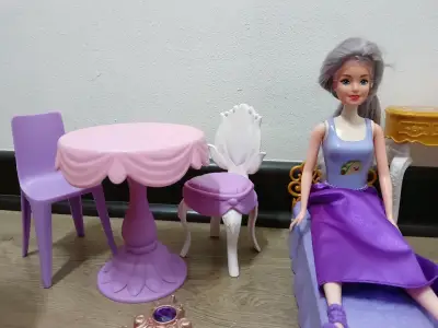 Set muñeca y muebles juguete - miniatura 2