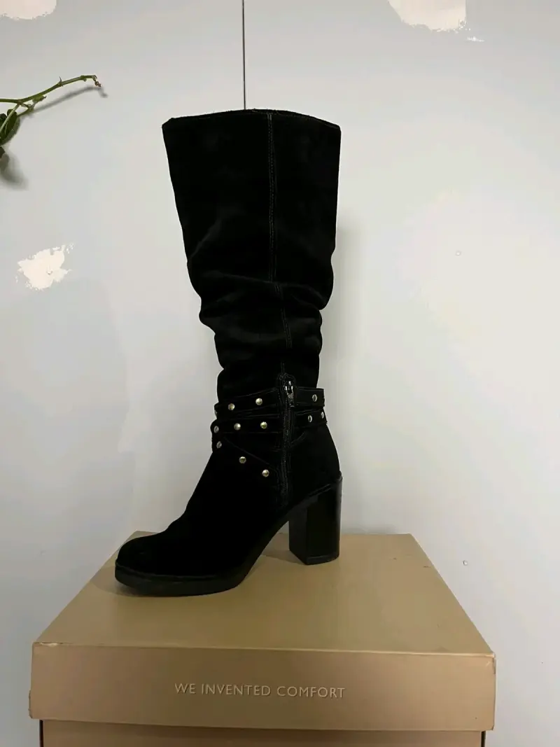 Bota negra de tacón alto - 1