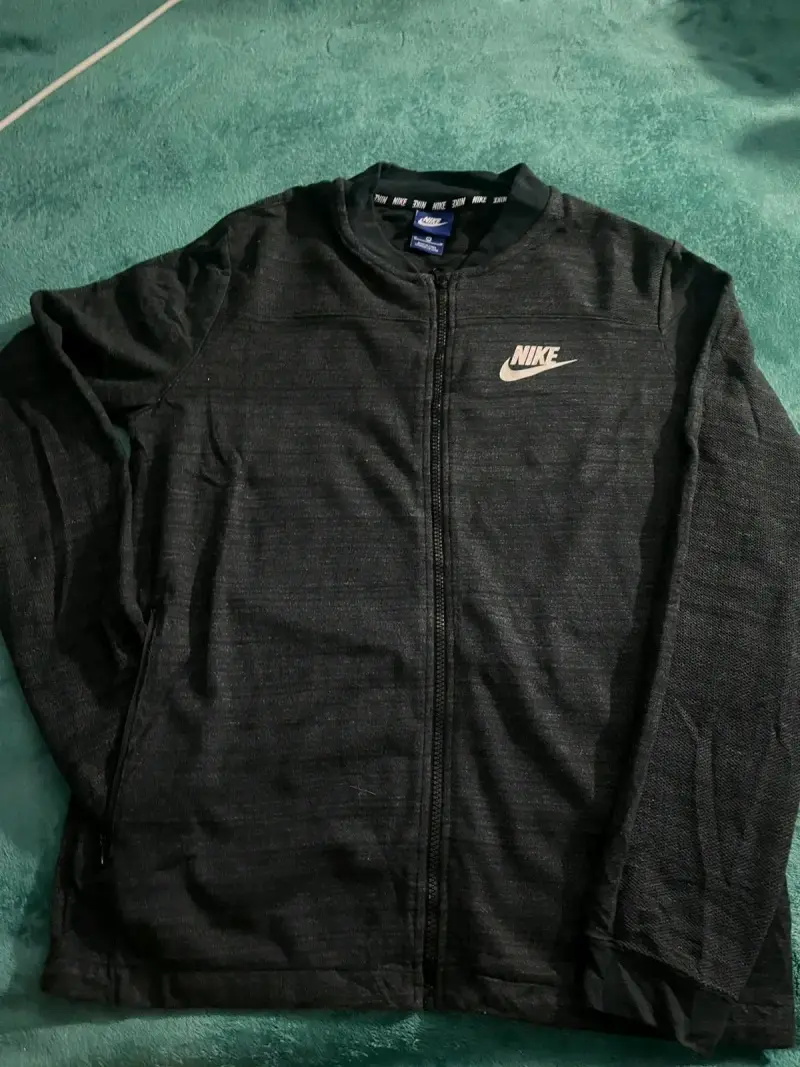 Chaqueta deportiva Nike negra - 1