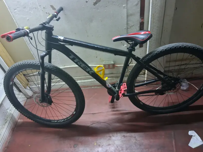 Bicicleta de montaña Trek negra