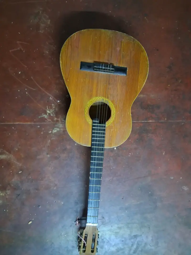 Guitarra clásica de madera