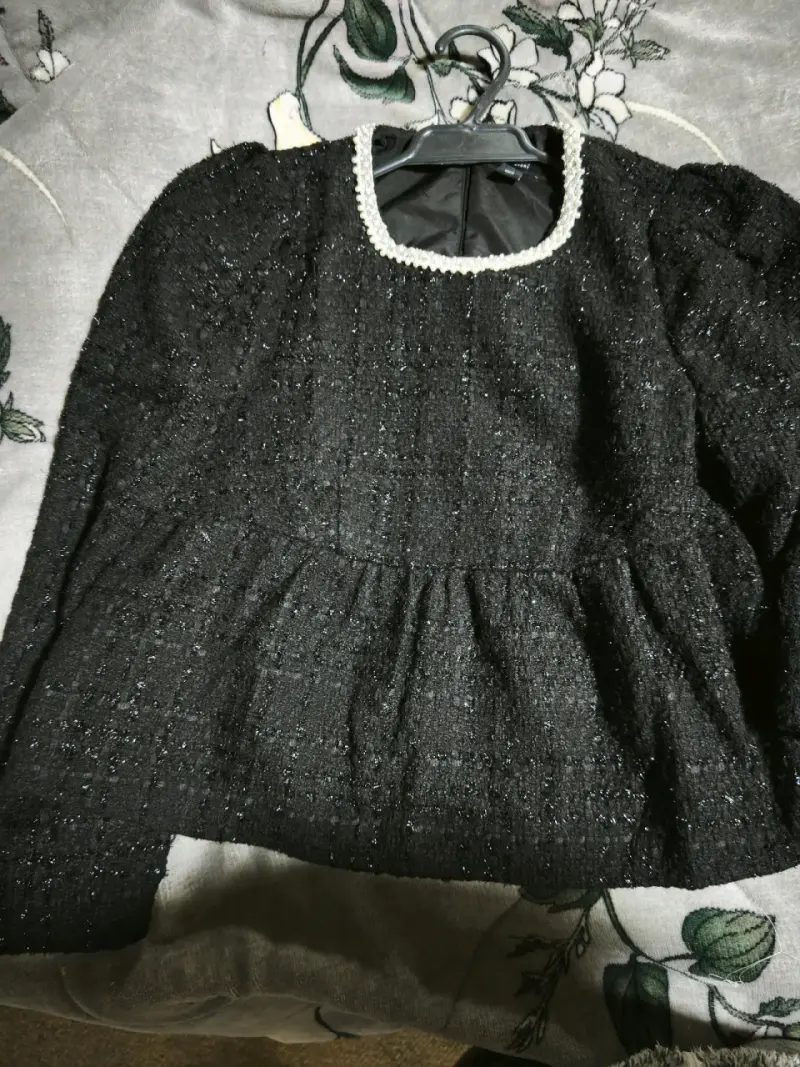 Chaqueta negra con detalles de perlas - 1