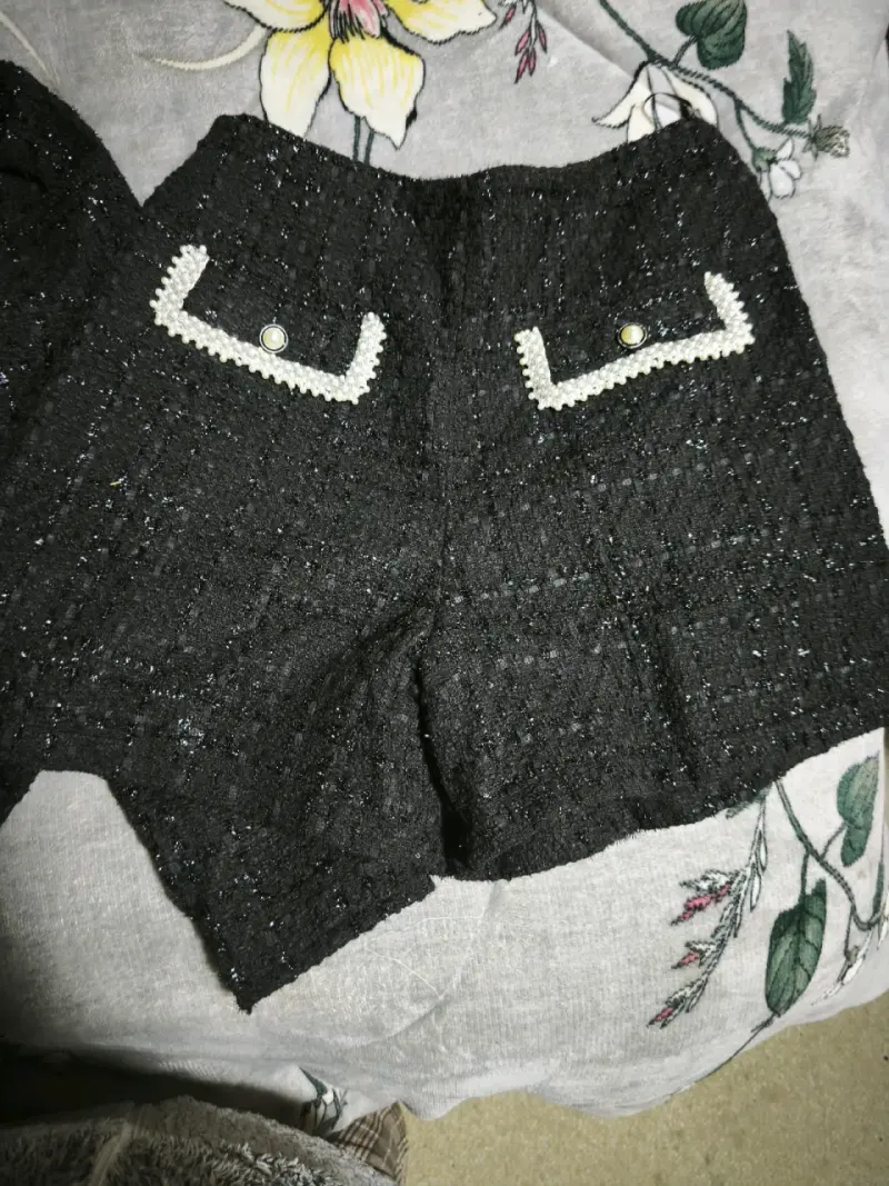 Chaqueta negra con detalles de perlas - 2