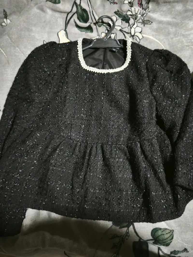 Chaqueta negra con detalles de perlas - 3