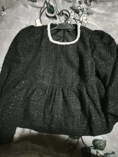 Chaqueta negra con detalles de perlas - miniatura 3