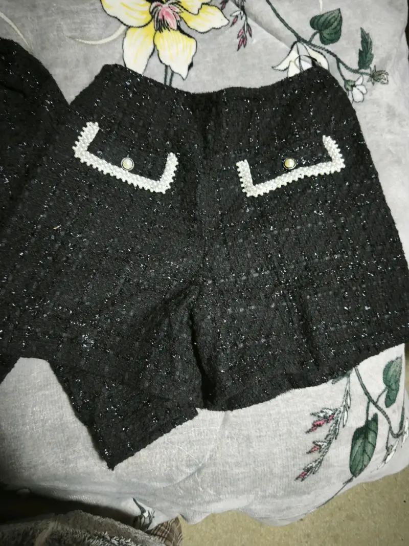 Chaqueta negra con detalles de perlas - 4