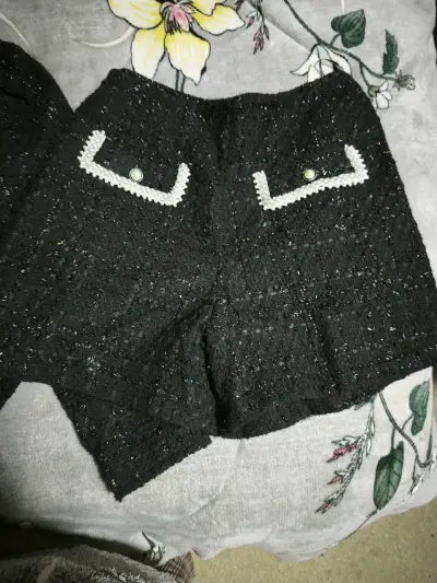 Chaqueta negra con detalles de perlas - miniatura 4