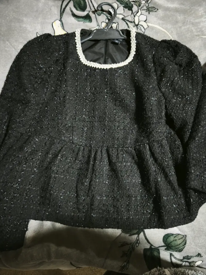 Chaqueta negra con detalles de perlas - 5