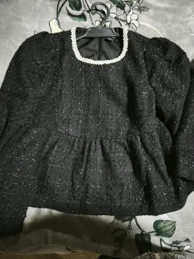 Chaqueta negra con detalles de perlas - miniatura 5