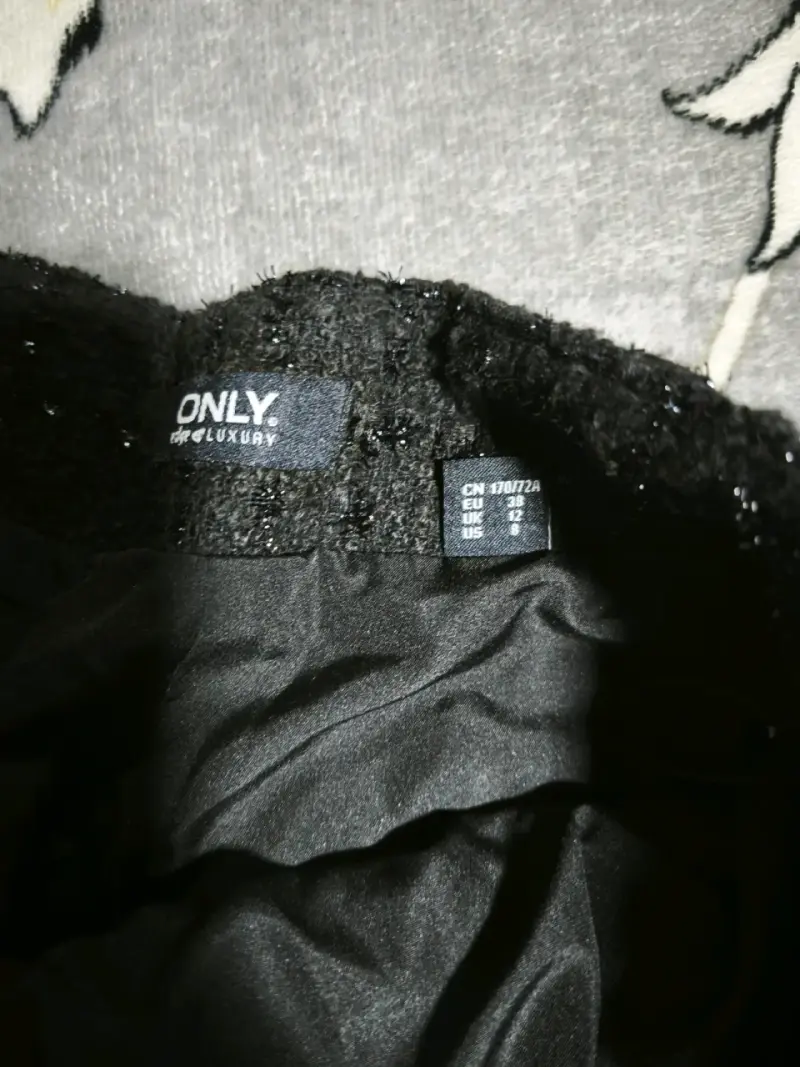 Chaqueta negra con detalles de perlas - 6