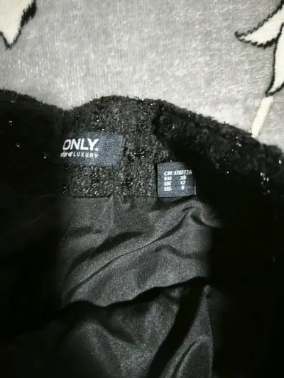 Chaqueta negra con detalles de perlas - miniatura 6