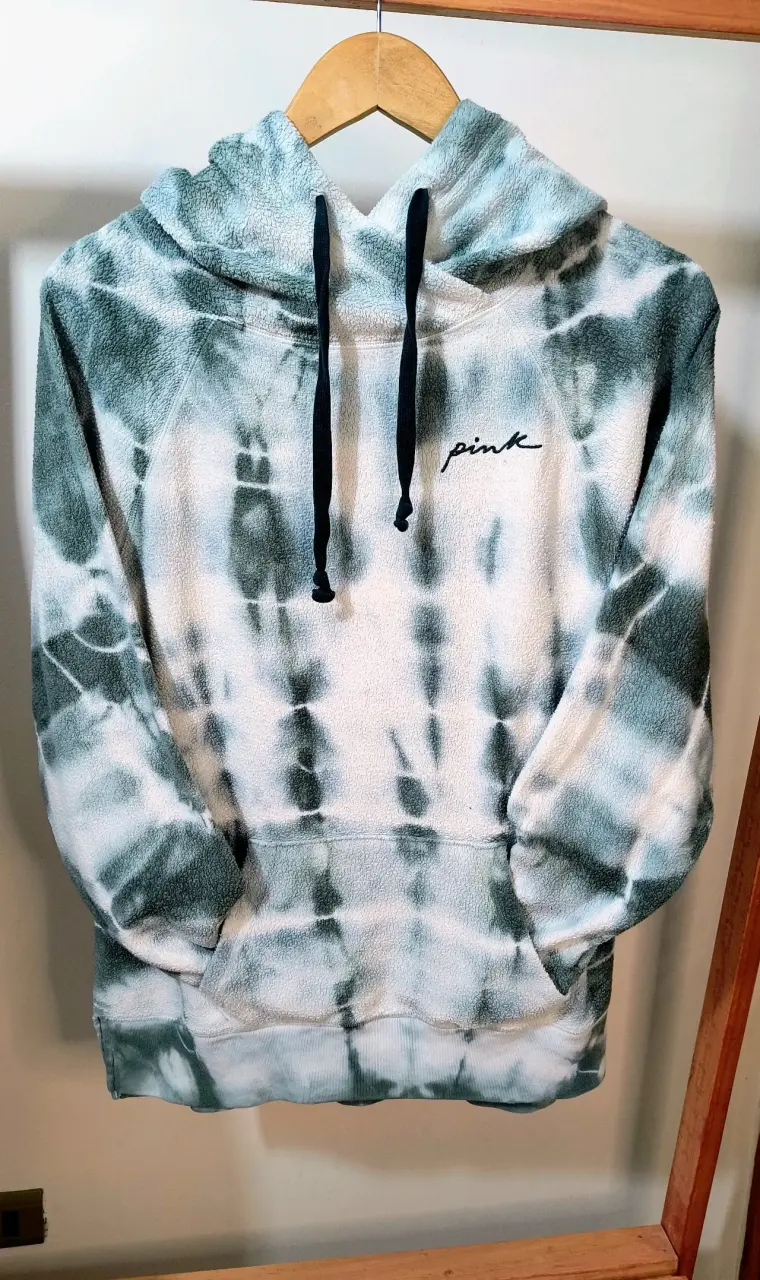 Polerón tie-dye con capucha