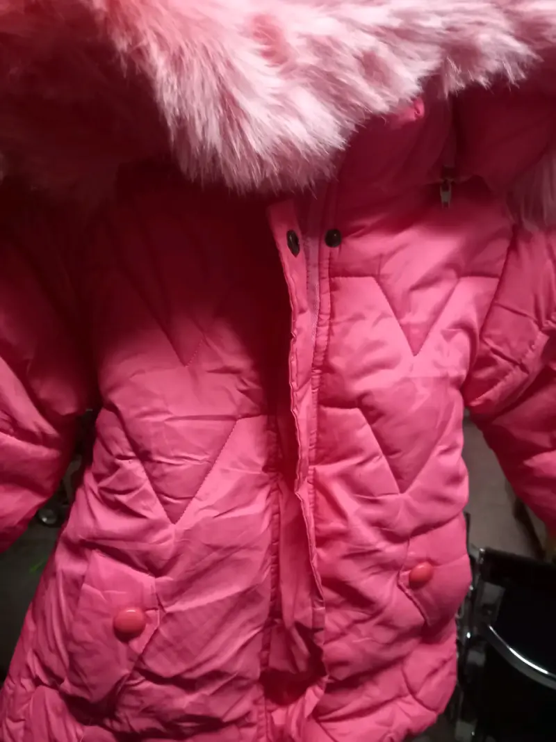 Parka rosa con capucha de peluche