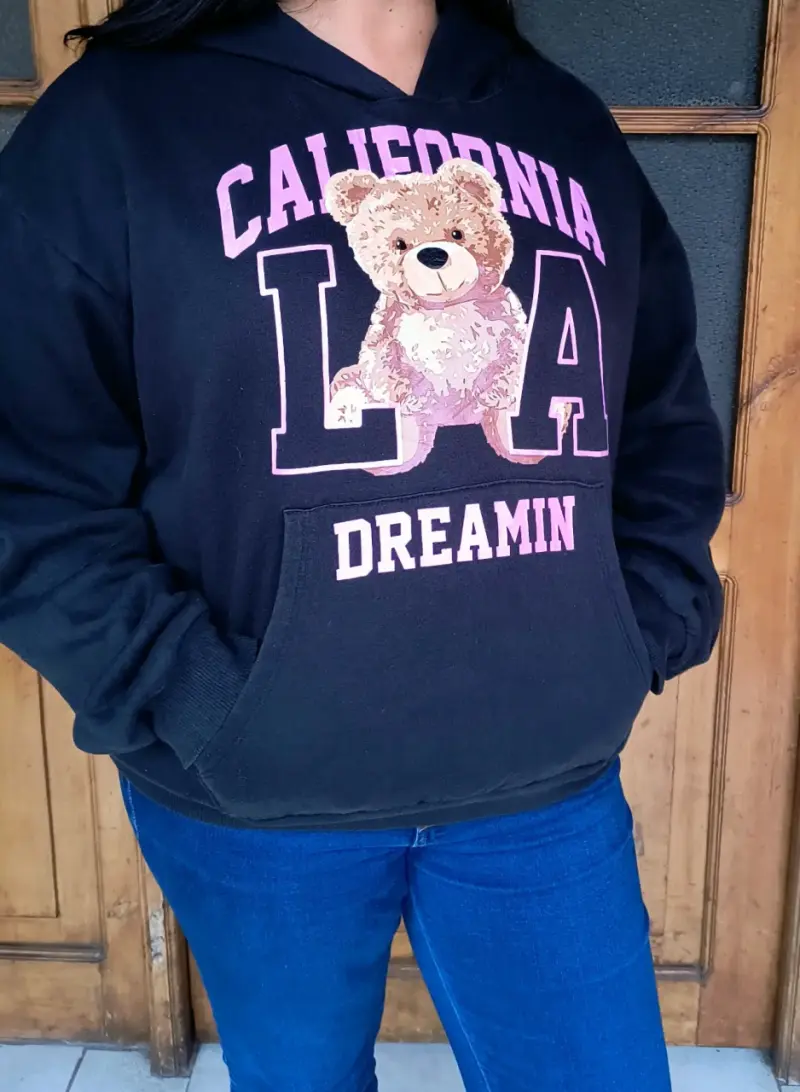 Polerón negro con diseño de oso