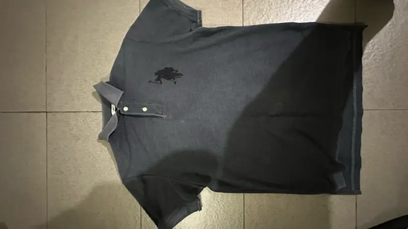 Polera polo negra bordada