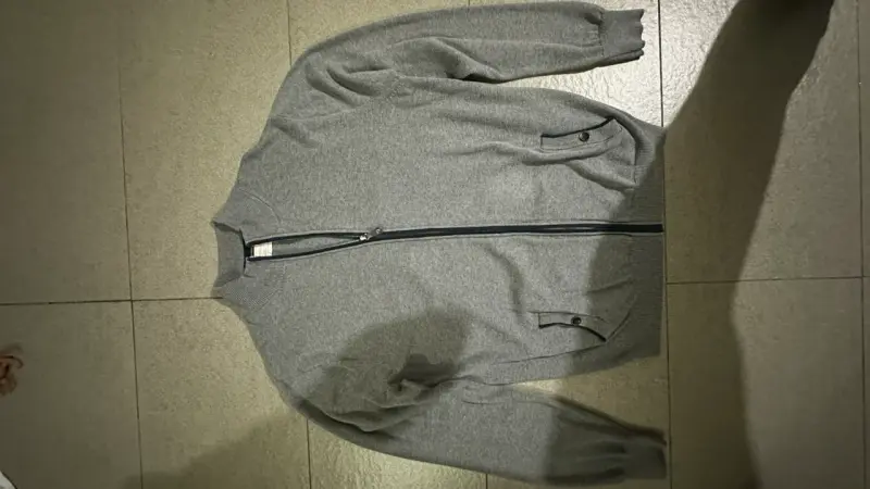 Chaqueta gris con cierre Arrow
