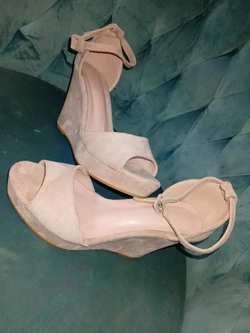 Sandalias beige con plataforma