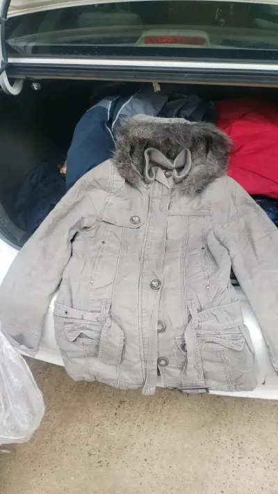 Chaqueta gris con capucha - miniatura 1