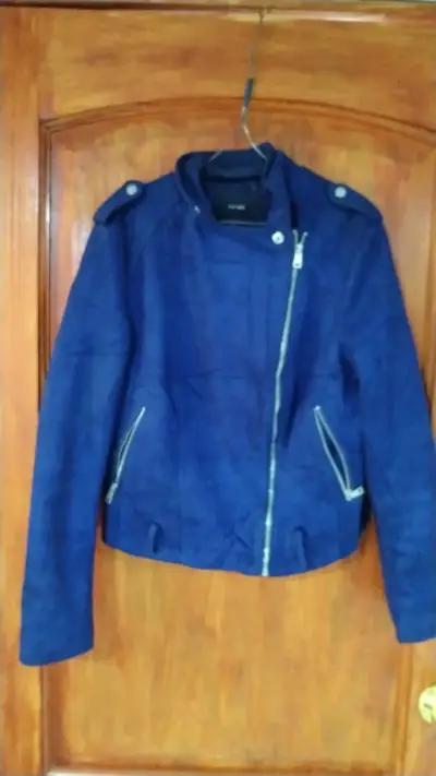 Chaqueta gris con capucha - miniatura 5