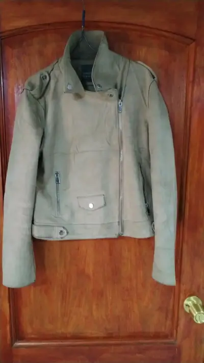 Chaqueta gris con capucha - miniatura 6