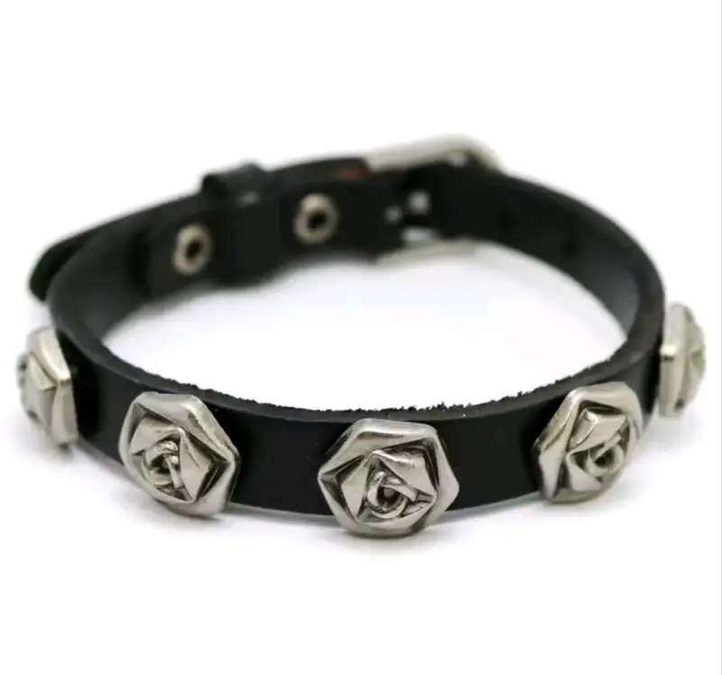 Pulsera de cuero con incrustaciones metálicas - 3