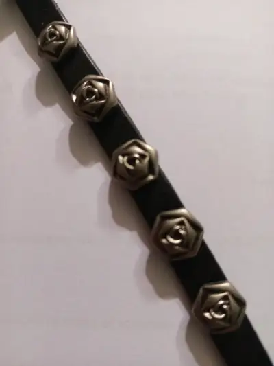 Pulsera de cuero con incrustaciones metálicas - miniatura 4