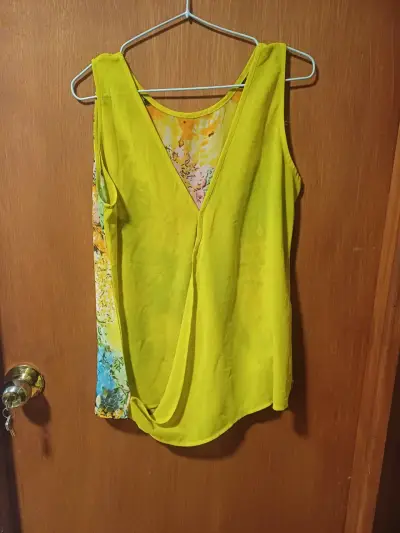 Blusa amarilla sin mangas - miniatura 1