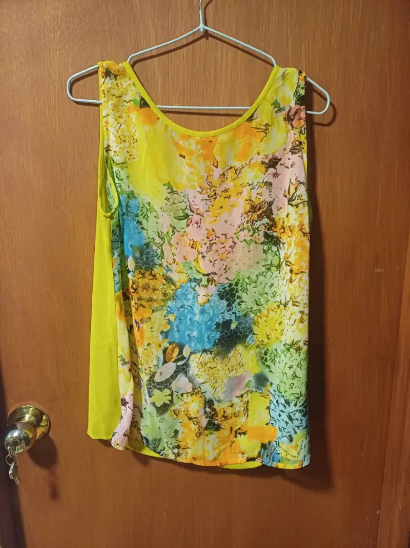 Blusa amarilla sin mangas - 2
