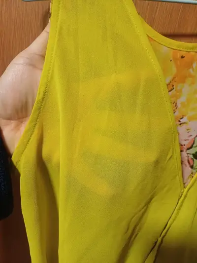 Blusa amarilla sin mangas - miniatura 3