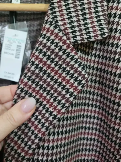 Blazer de cuadros blanco, negro y burdeo talla M - miniatura 3