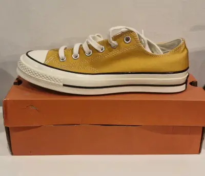 Zapatillas amarillas con cordones - miniatura 1
