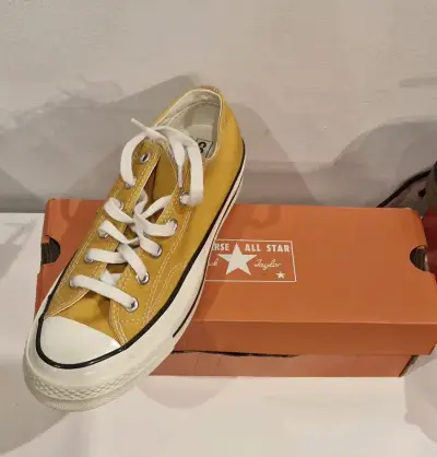 Zapatillas amarillas con cordones - miniatura 2