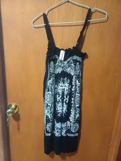 Vestido negro con diseño paisley - miniatura 1