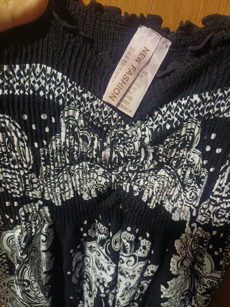 Vestido negro con diseño paisley - 3