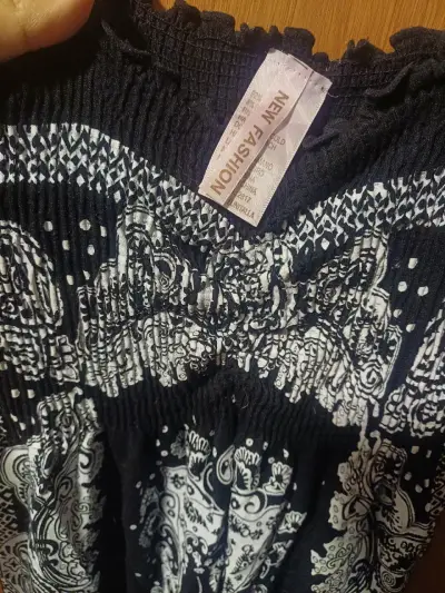 Vestido negro con diseño paisley - miniatura 3