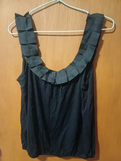 Polera negra con volantes - miniatura 1