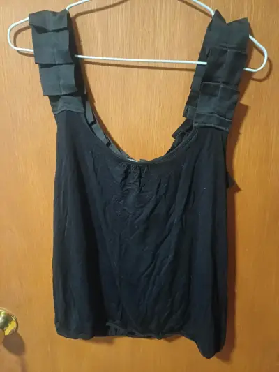 Polera negra con volantes - miniatura 2