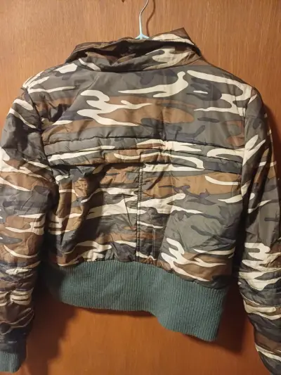 Chaqueta camuflada corta con cierre - miniatura 2