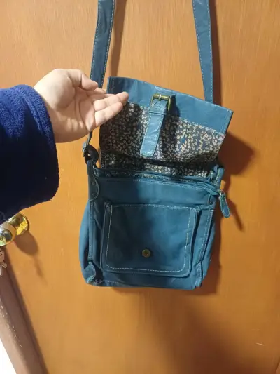 Bandolera azul de cuero sintético - miniatura 2