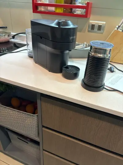 Cafetera Nespresso negra - miniatura 3
