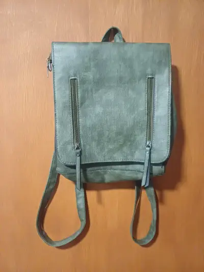 Mochila verde estilo moderno - miniatura 1